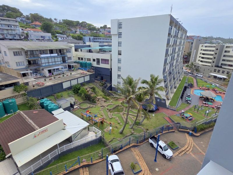 Lovely 2 bedroom, 2 bathroom Beachfront apartment on the Margate Golden Mile - Photo 5