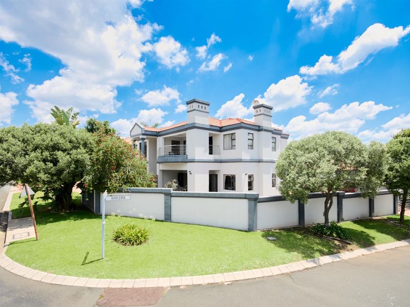 4 Bedroom House for Sale in Blue Hills - Photo 7