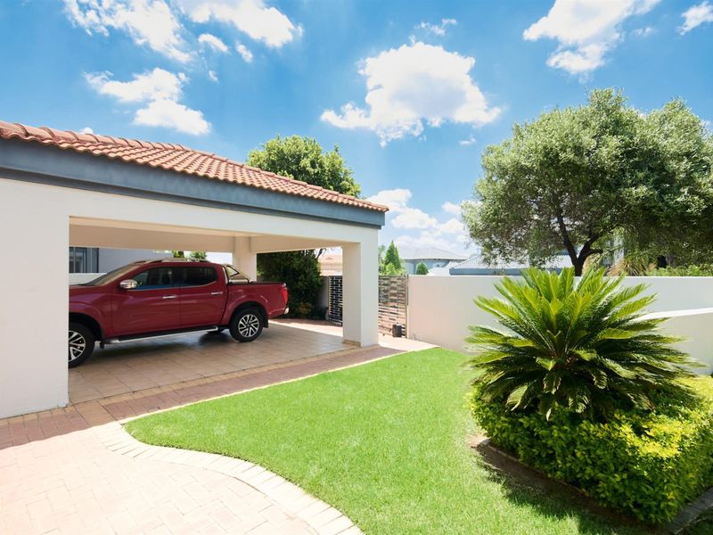 4 Bedroom House for Sale in Blue Hills - Photo 10