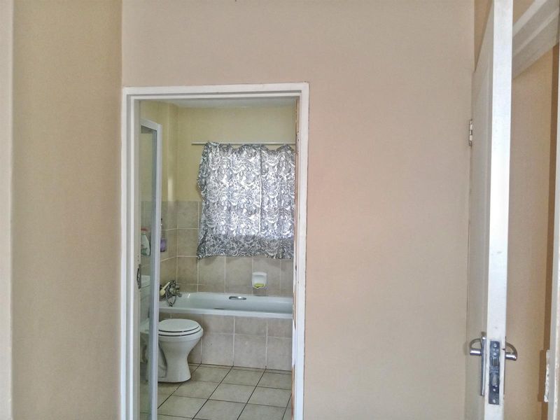 Modern Apartment for Rent in Daffodil Gardens, Karen Park - Pretoria North - Photo 10