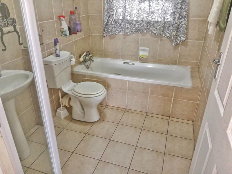 Modern Apartment for Rent in Daffodil Gardens, Karen Park - Pretoria North - Photo 9