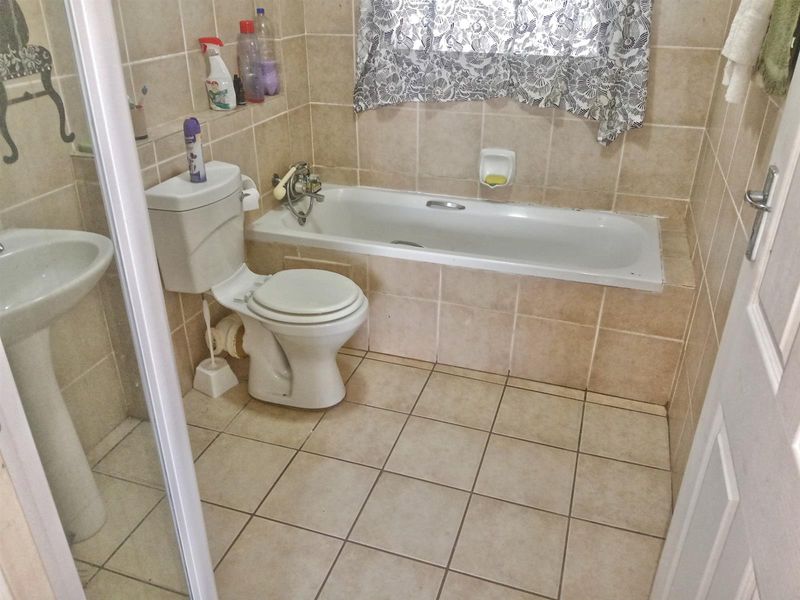 Modern Apartment for Rent in Daffodil Gardens, Karen Park - Pretoria North - Photo 8