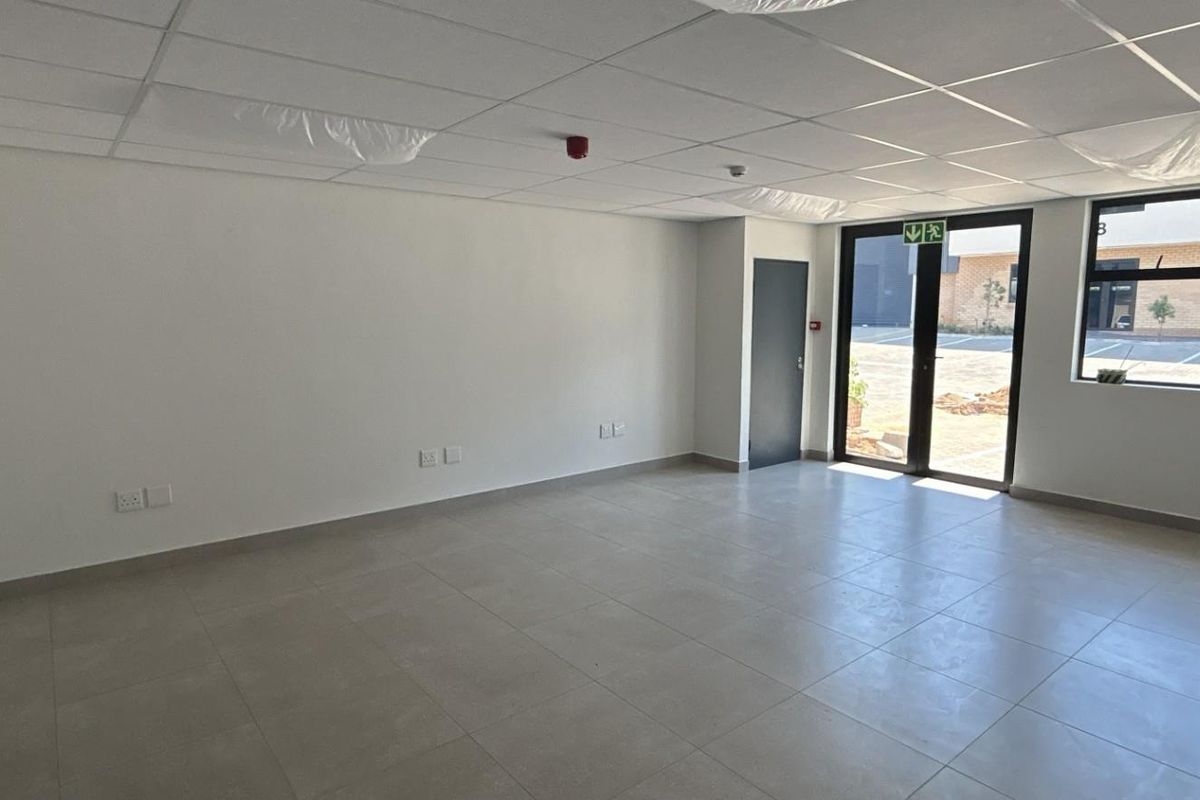 Warehouse To Let | Private Yard | Secure Silverview Business Park - Photo 3