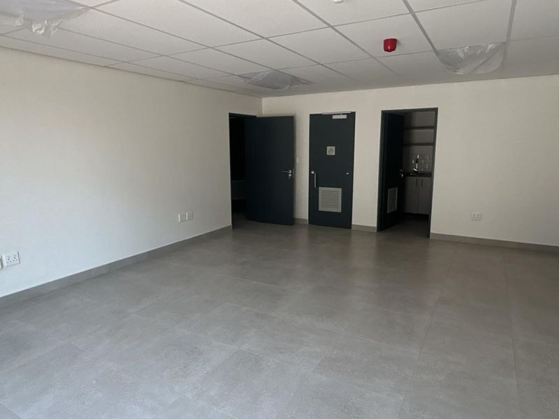 Warehouse To Let | Private Yard | Secure Silverview Business Park - Photo 9