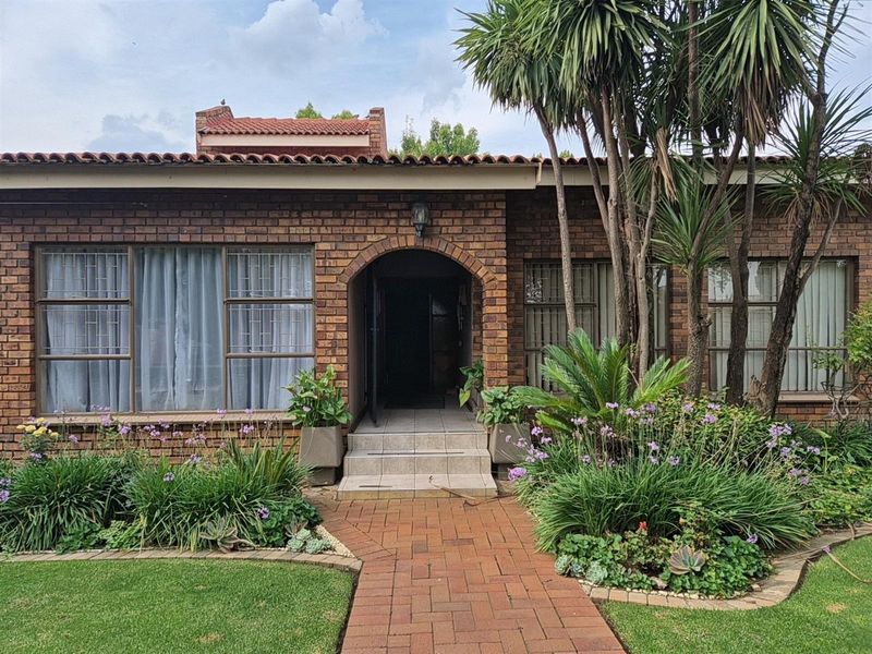 8-Bedroom Luxury Property for Sale in Grimbeeck Park, Potchefstroom - Photo 4