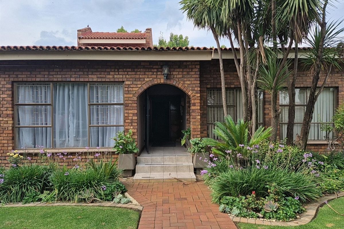 8-Bedroom Luxury Property for Sale in Grimbeeck Park, Potchefstroom - Photo 4