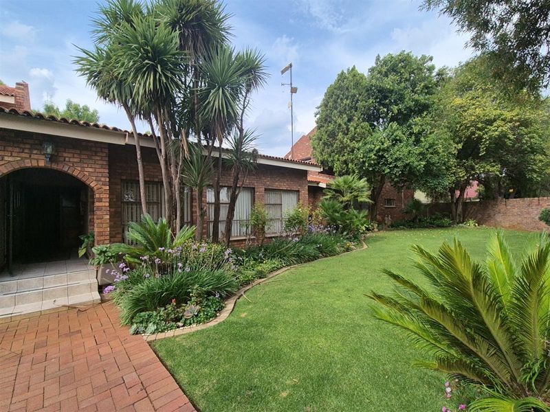 8-Bedroom Luxury Property for Sale in Grimbeeck Park, Potchefstroom - Photo 2