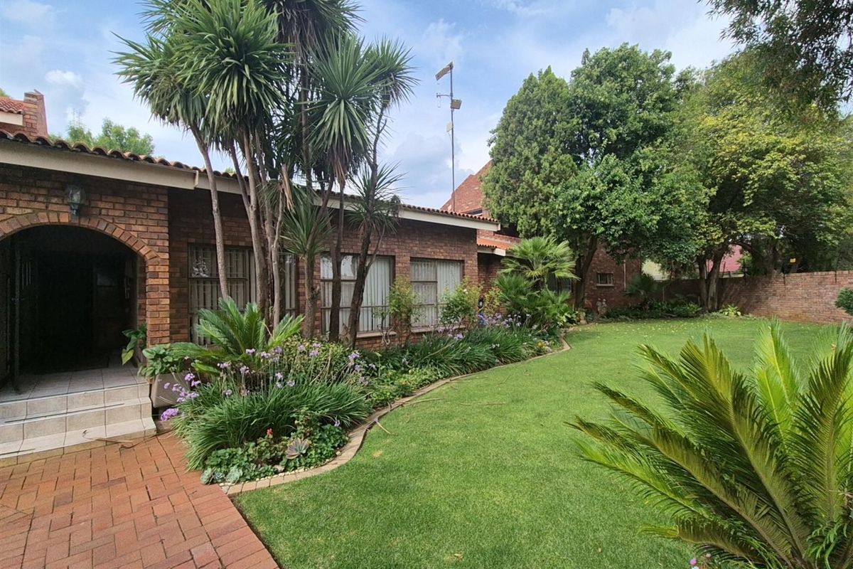 8-Bedroom Luxury Property for Sale in Grimbeeck Park, Potchefstroom - Photo 2