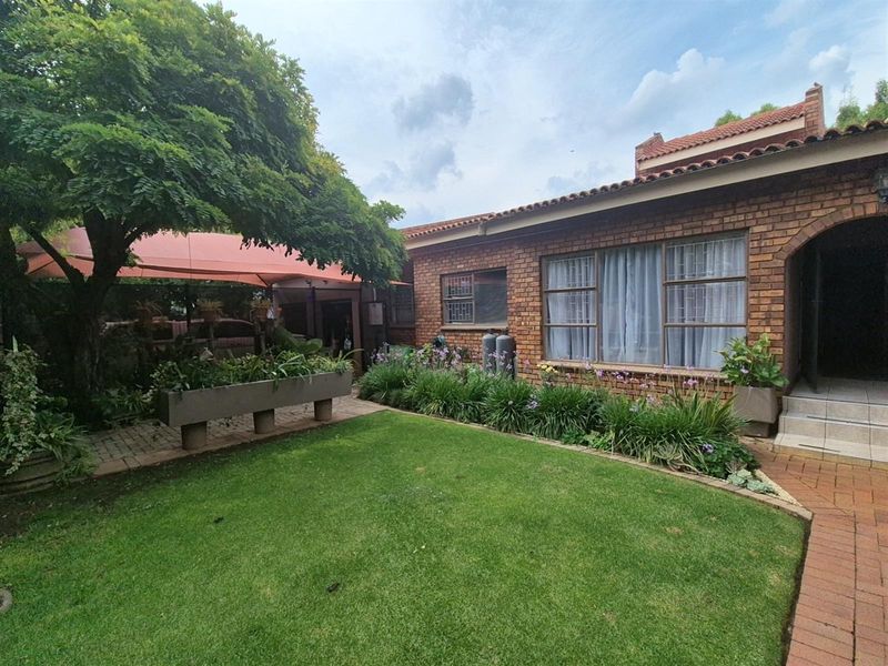 8-Bedroom Luxury Property for Sale in Grimbeeck Park, Potchefstroom - Photo 3