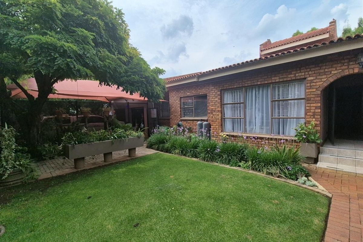 8-Bedroom Luxury Property for Sale in Grimbeeck Park, Potchefstroom - Photo 3