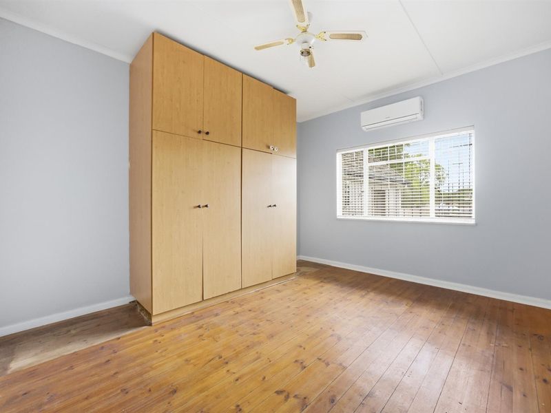 Exceptional 3 Bedroom Home + Separate 2 Bedroom Flat | Prime Vrykyk Location - Photo 10