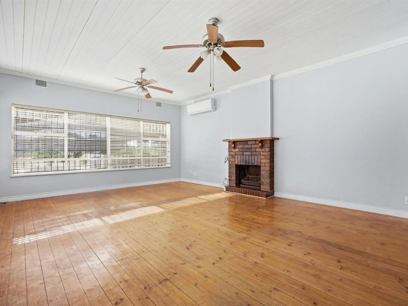 Exceptional 3 Bedroom Home + Separate 2 Bedroom Flat | Prime Vrykyk Location - Photo 4