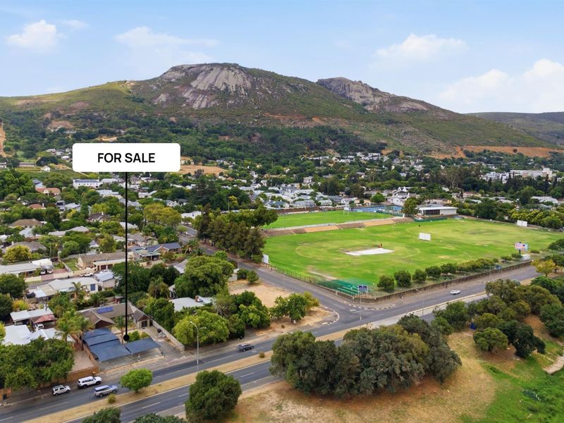 Exceptional 3 Bedroom Home + Separate 2 Bedroom Flat | Prime Vrykyk Location - Photo 3