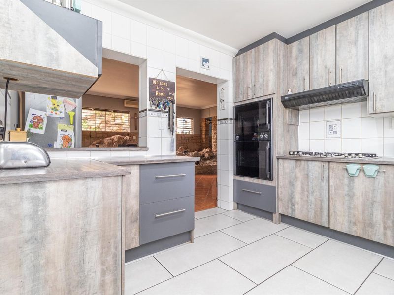 Sophisticated Triple-Dwelling Estate in Noordheuwel - Photo 3