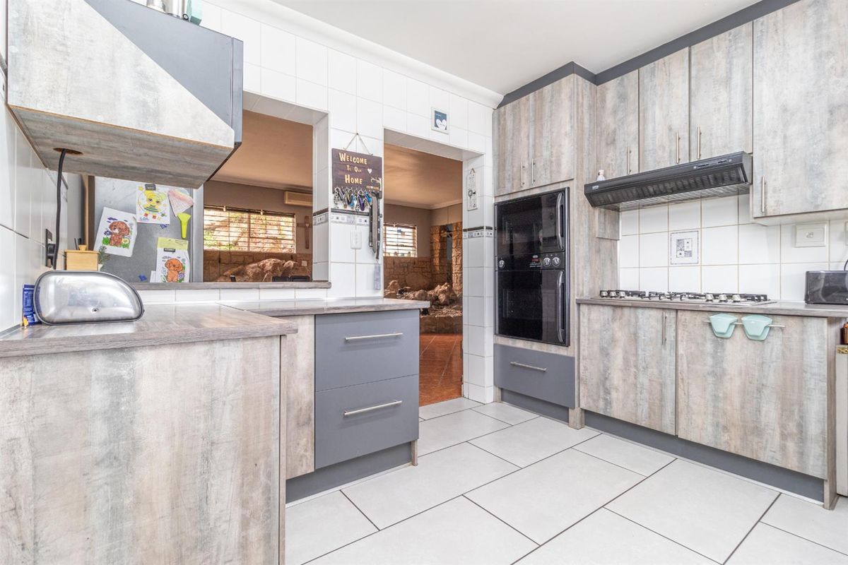 Sophisticated Triple-Dwelling Estate in Noordheuwel - Photo 3