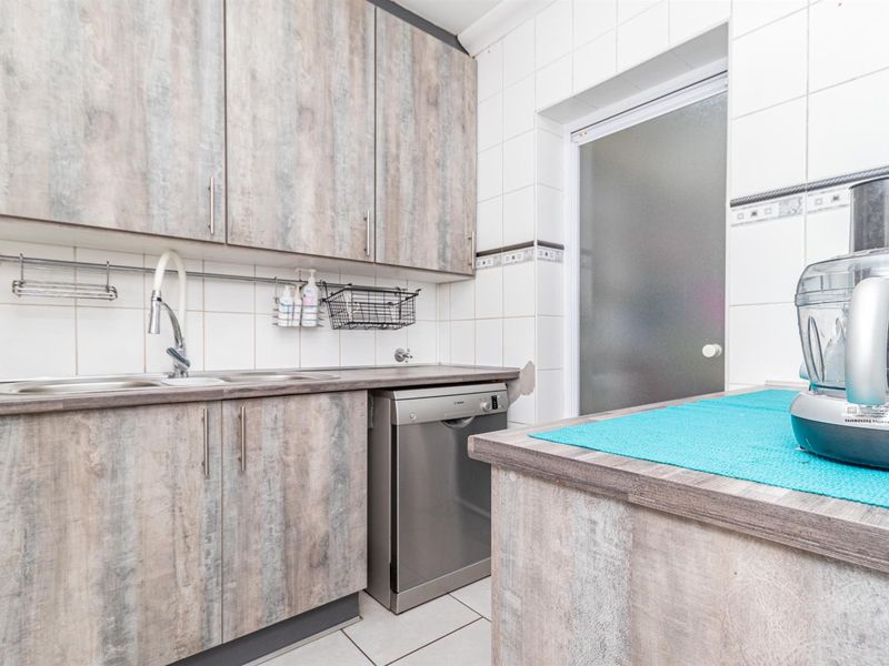 Sophisticated Triple-Dwelling Estate in Noordheuwel - Photo 5