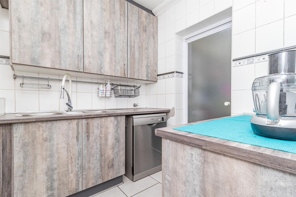 Sophisticated Triple-Dwelling Estate in Noordheuwel - Photo 5