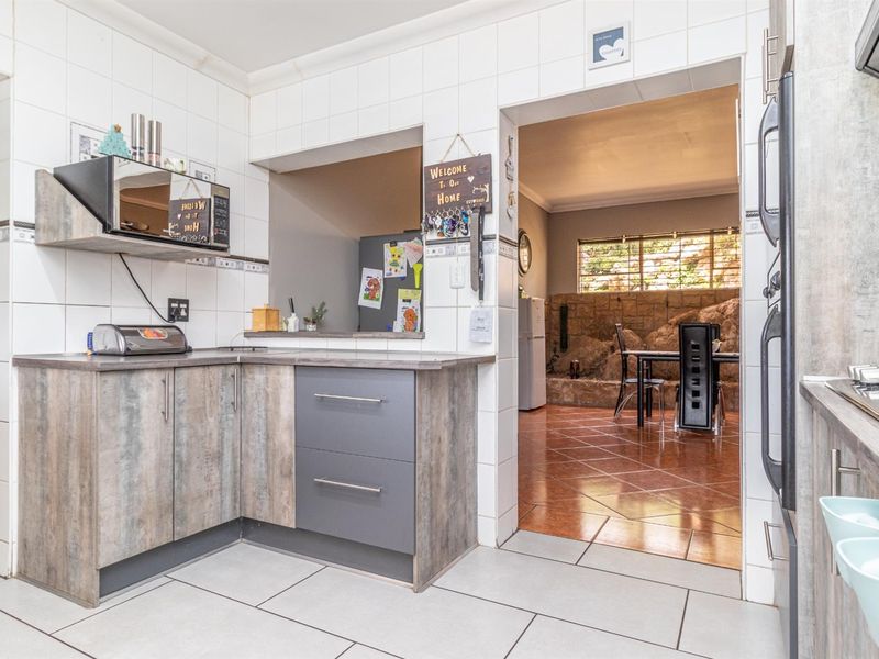 Sophisticated Triple-Dwelling Estate in Noordheuwel - Photo 2