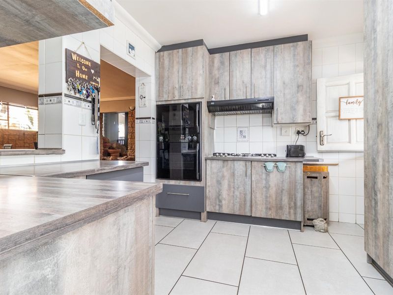 Sophisticated Triple-Dwelling Estate in Noordheuwel - Photo 6