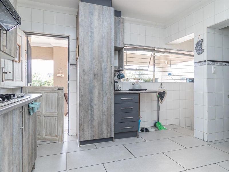 Sophisticated Triple-Dwelling Estate in Noordheuwel - Photo 4