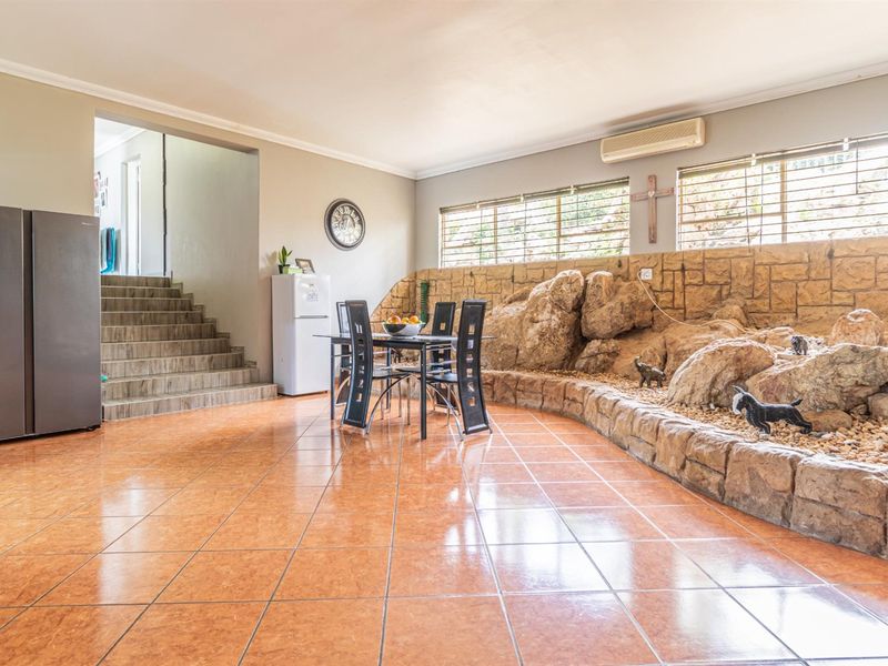 Sophisticated Triple-Dwelling Estate in Noordheuwel - Photo 8