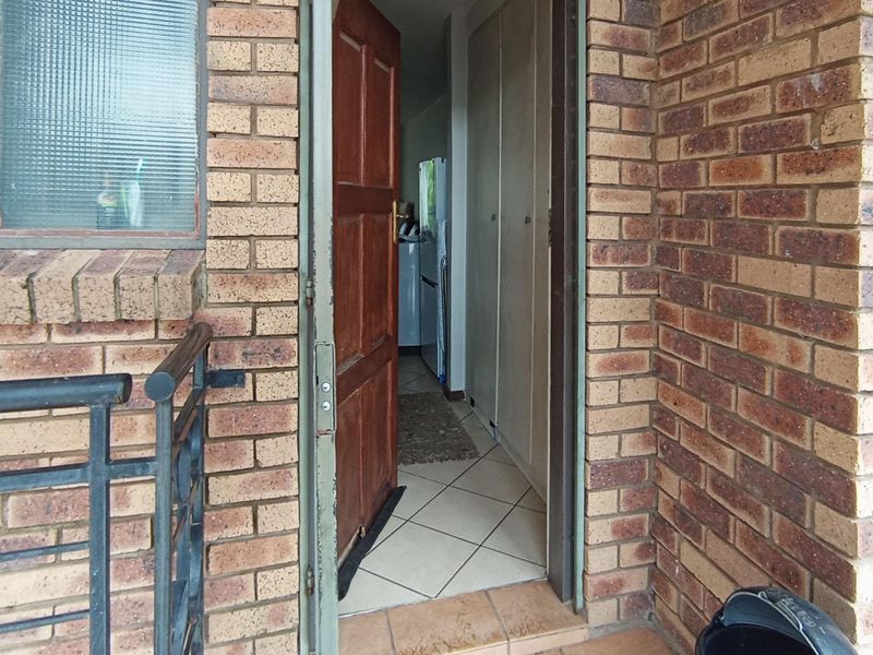 Bachelor Apartment for Sale in Sagewood - Photo 2