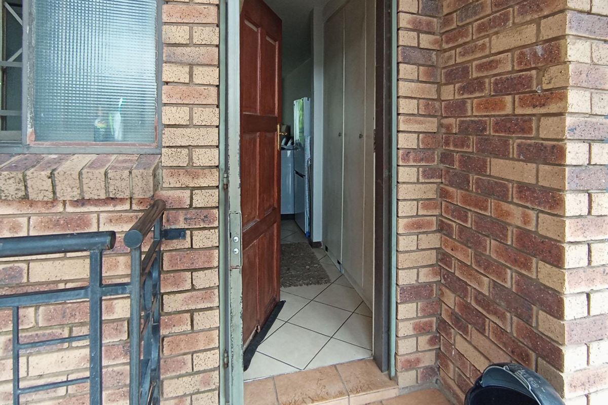 Bachelor Apartment for Sale in Sagewood - Photo 2