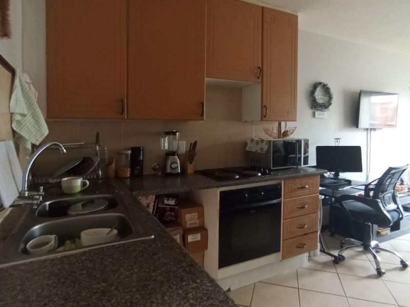 Bachelor Apartment for Sale in Sagewood - Photo 4