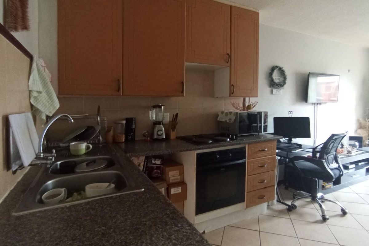 Bachelor Apartment for Sale in Sagewood - Photo 4