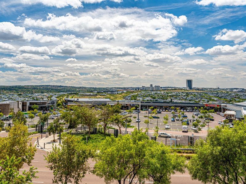 2-Bed, 2-Bath Penthouse Apartment For Sale in The Polofields, Waterfall, Midrand - Photo 2