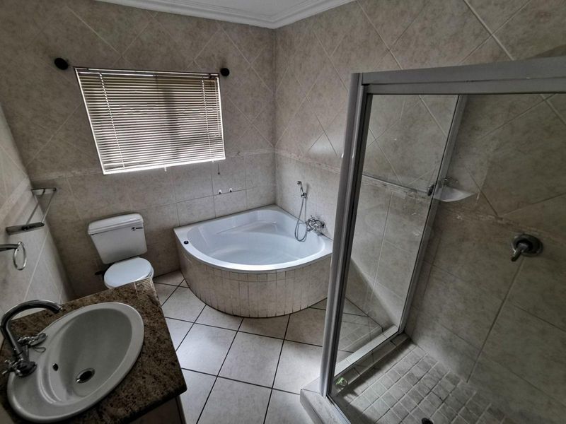 Contemporary Elegance Meets Tuscan Charm: Your Designer Townhouse Retreat in Hillcrest - Photo 10