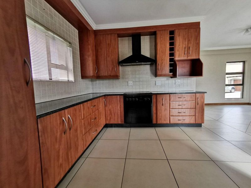 Contemporary Elegance Meets Tuscan Charm: Your Designer Townhouse Retreat in Hillcrest - Photo 6