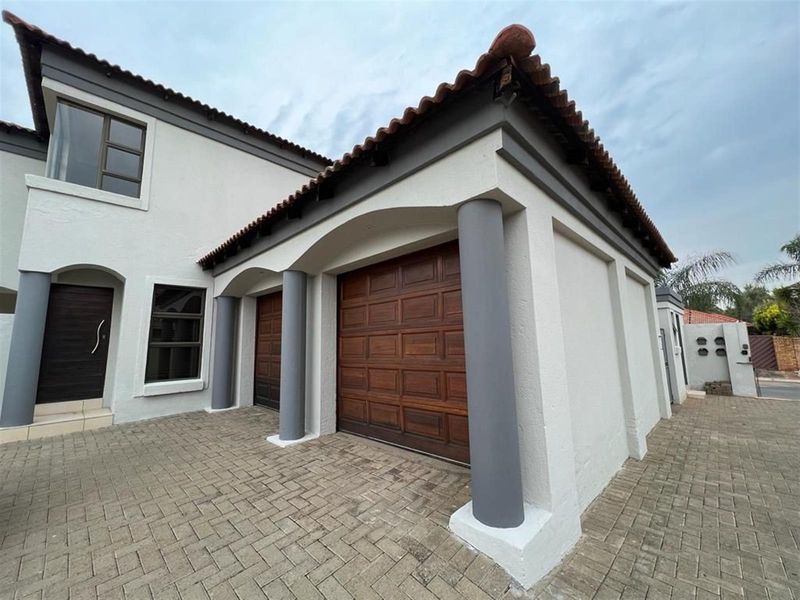 Contemporary Elegance Meets Tuscan Charm: Your Designer Townhouse Retreat in Hillcrest - Photo 2