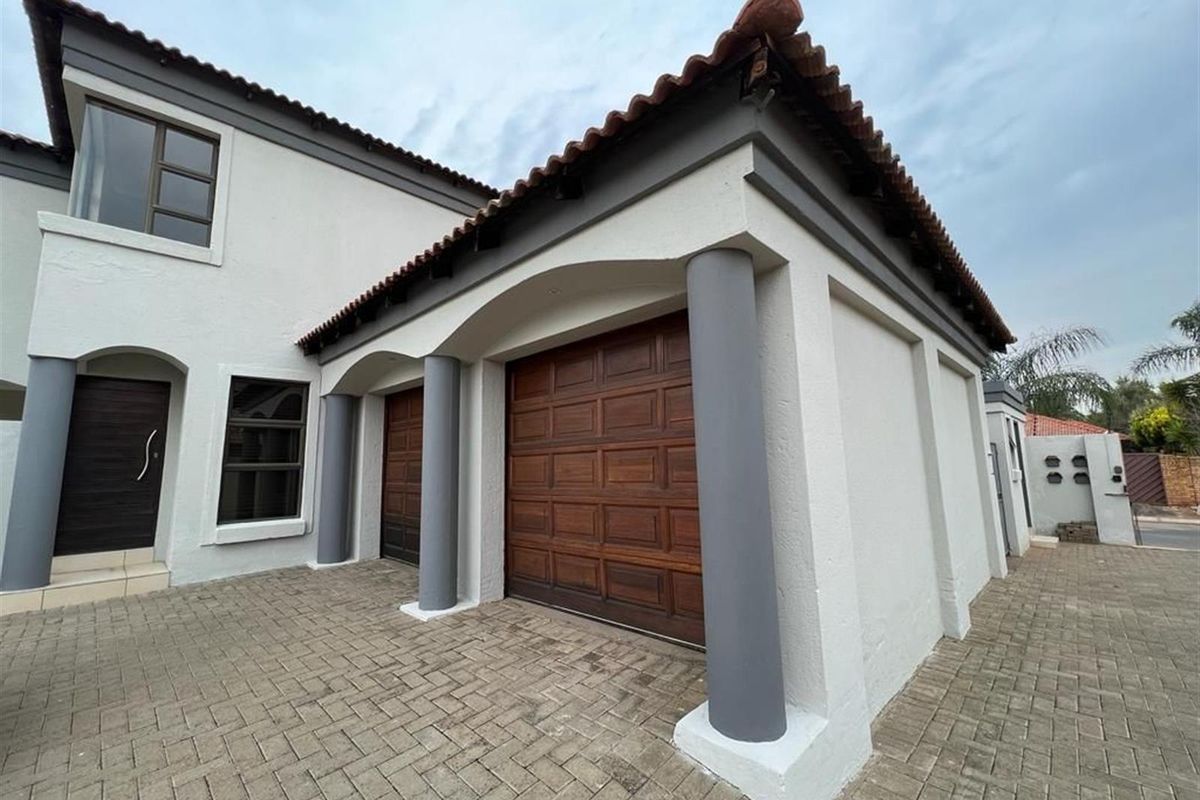 Contemporary Elegance Meets Tuscan Charm: Your Designer Townhouse Retreat in Hillcrest - Photo 2