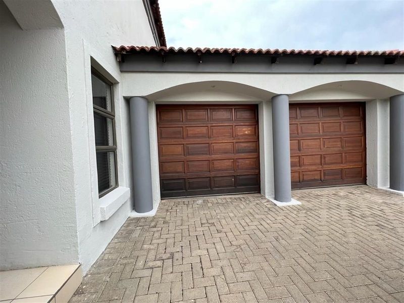 Contemporary Elegance Meets Tuscan Charm: Your Designer Townhouse Retreat in Hillcrest - Photo 3