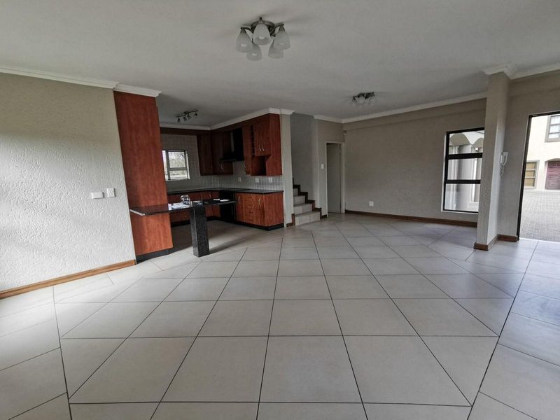 Contemporary Elegance Meets Tuscan Charm: Your Designer Townhouse Retreat in Hillcrest - Photo 5