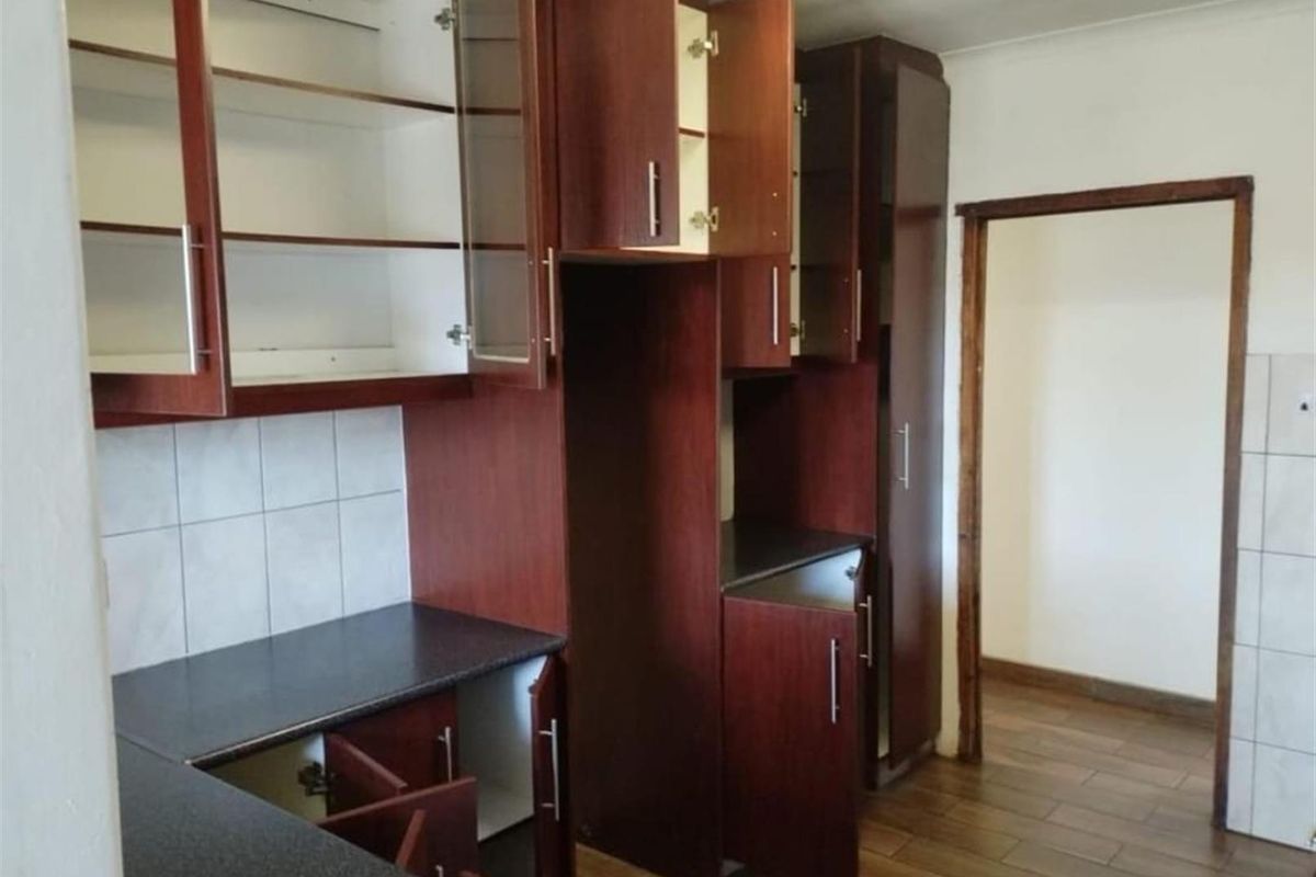 4 BEDROOM HOUSE IN PACALTSDORP FOR SALE - Photo 3