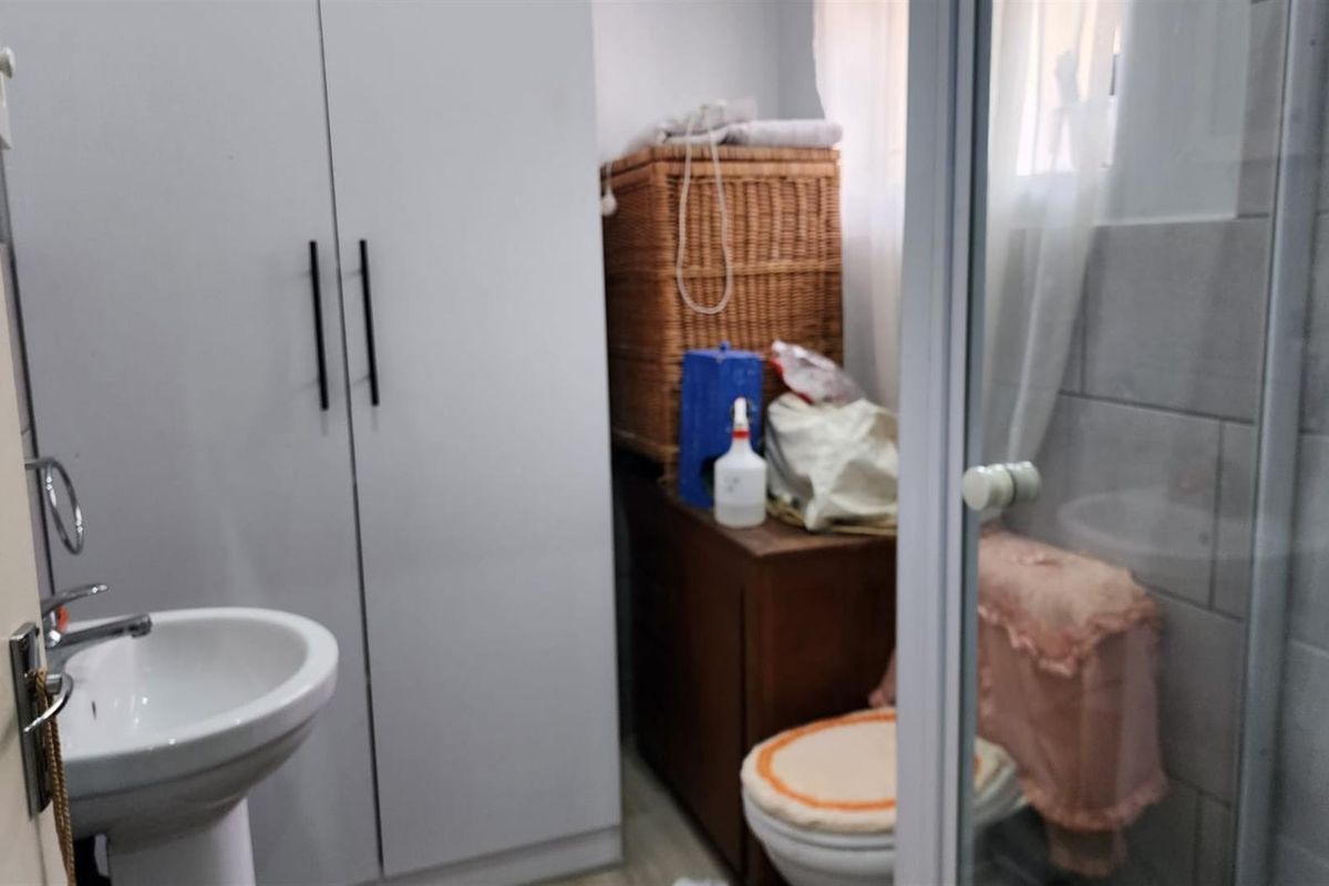 Batchelor Flat For Sale in Selection Park , Springs - Photo 3