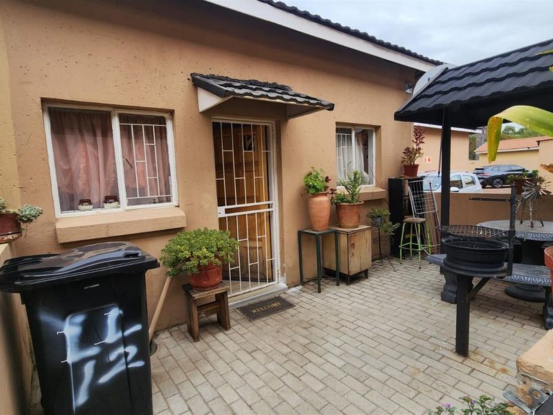 Batchelor Flat For Sale in Selection Park , Springs - Photo 2