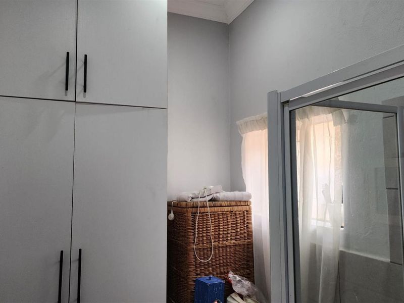 Secure Bachelor Apartment for Sale in Selection Park, Springs - Photo 7