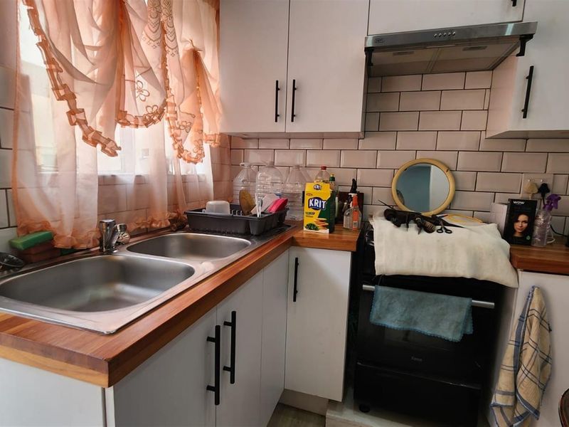 Secure Bachelor Apartment for Sale in Selection Park, Springs - Photo 2