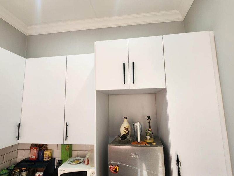 Secure Bachelor Apartment for Sale in Selection Park, Springs - Photo 3