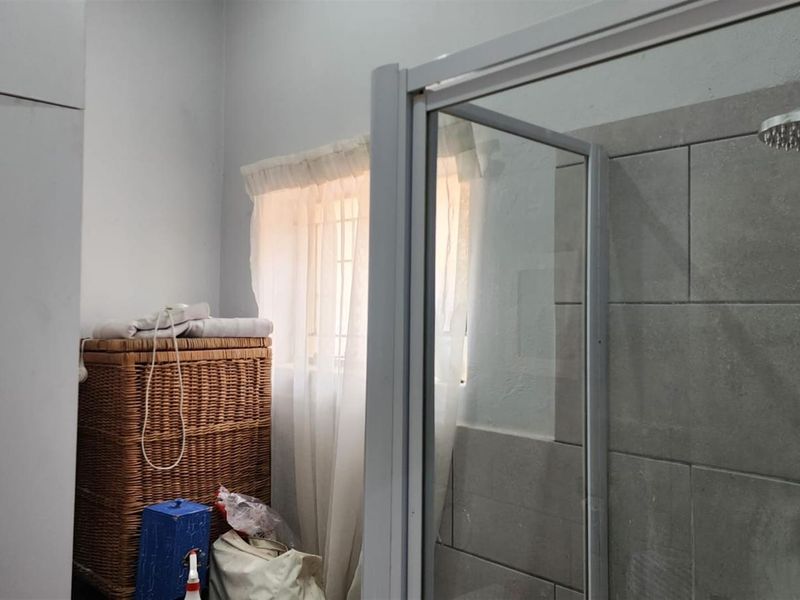 Secure Bachelor Apartment for Sale in Selection Park, Springs - Photo 10