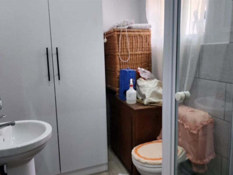 Secure Bachelor Apartment for Sale in Selection Park, Springs - Photo 9