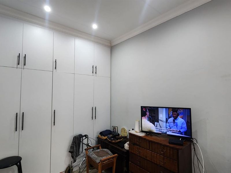 Secure Bachelor Apartment for Sale in Selection Park, Springs - Photo 8