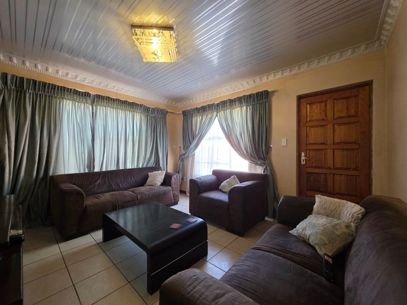A Home Designed for Real Family Living - Mandela View, Bloemfontein - Photo 9