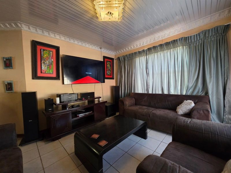 A Home Designed for Real Family Living - Mandela View, Bloemfontein - Photo 8