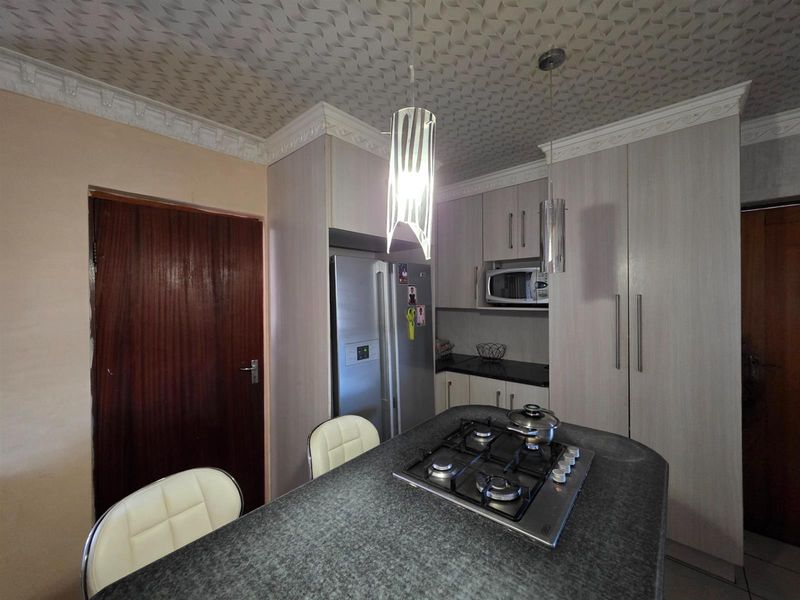 A Home Designed for Real Family Living - Mandela View, Bloemfontein - Photo 7