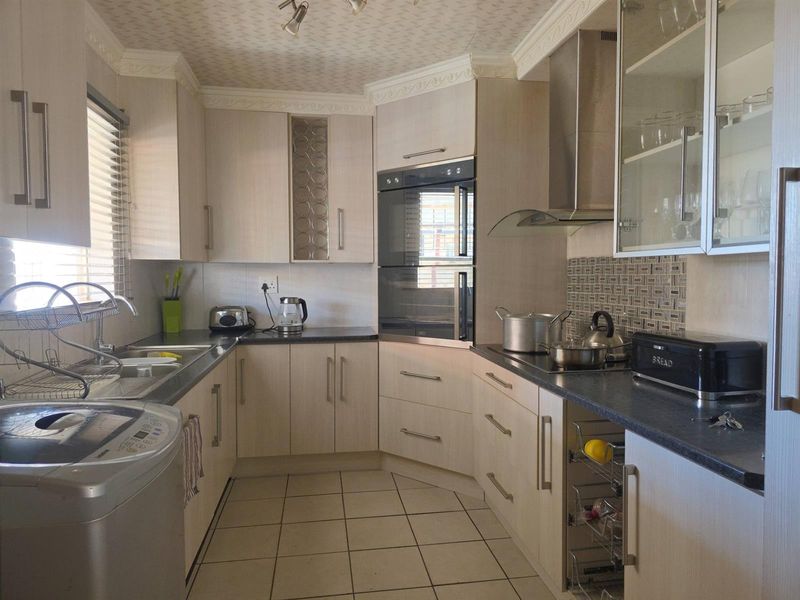 A Home Designed for Real Family Living - Mandela View, Bloemfontein - Photo 4