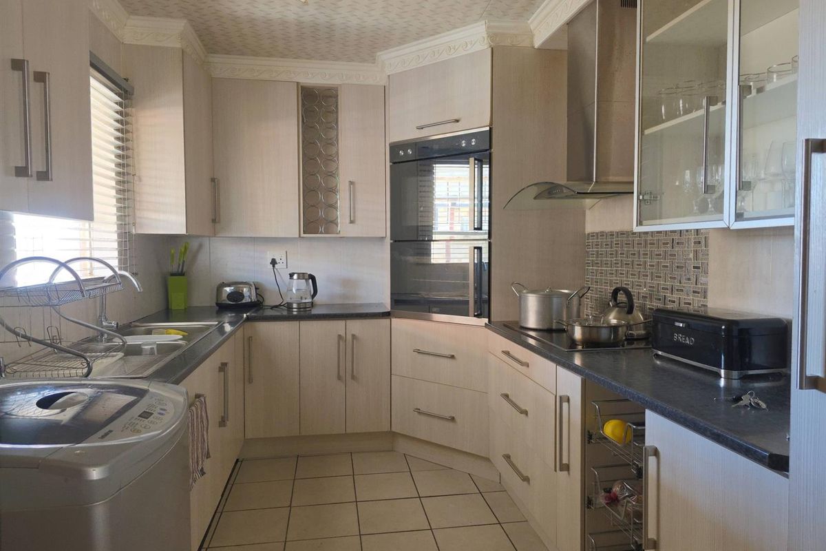 A Home Designed for Real Family Living - Mandela View, Bloemfontein - Photo 4